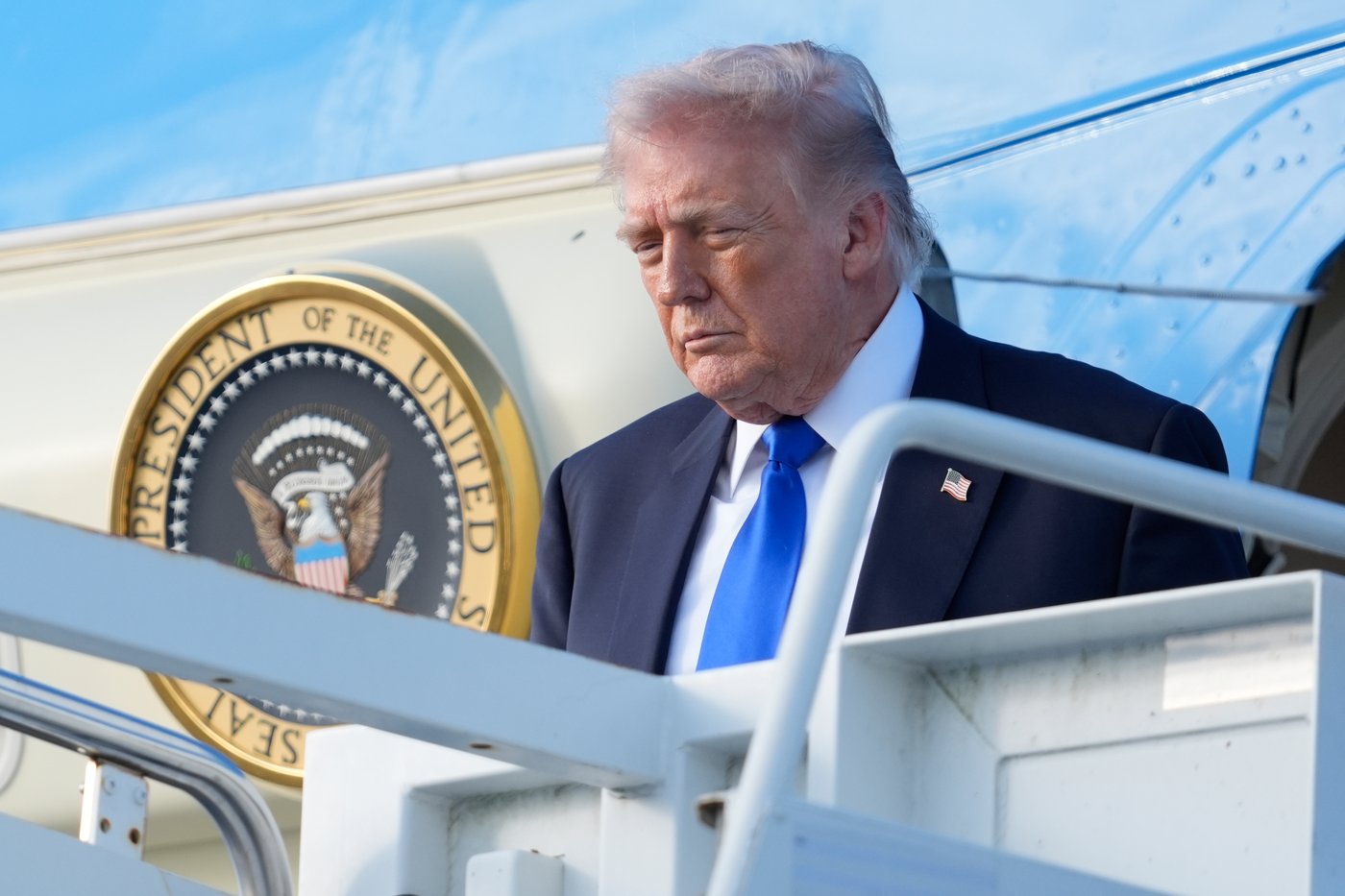 美加贸易紧张升级：特朗普宣布明年对加国产汽车钢铁加征五成关税（配图1）