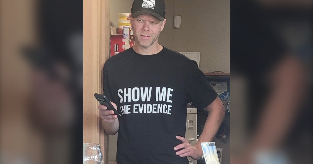 大温酒厂老板因真相和和解日穿争议T恤被解雇，社区反响强烈（配图1）
