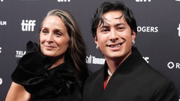 加拿大新剧《Yaga》首映 多伦多街头见证Hudson Williams魅力爆棚（配图1）