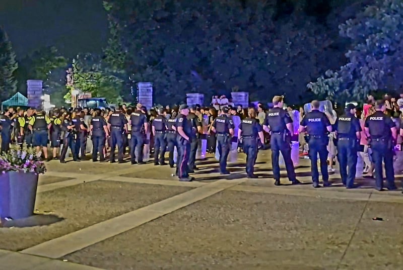 警方称，在阳光节事件中，人群向警察投掷石块和瓶子（配图3）