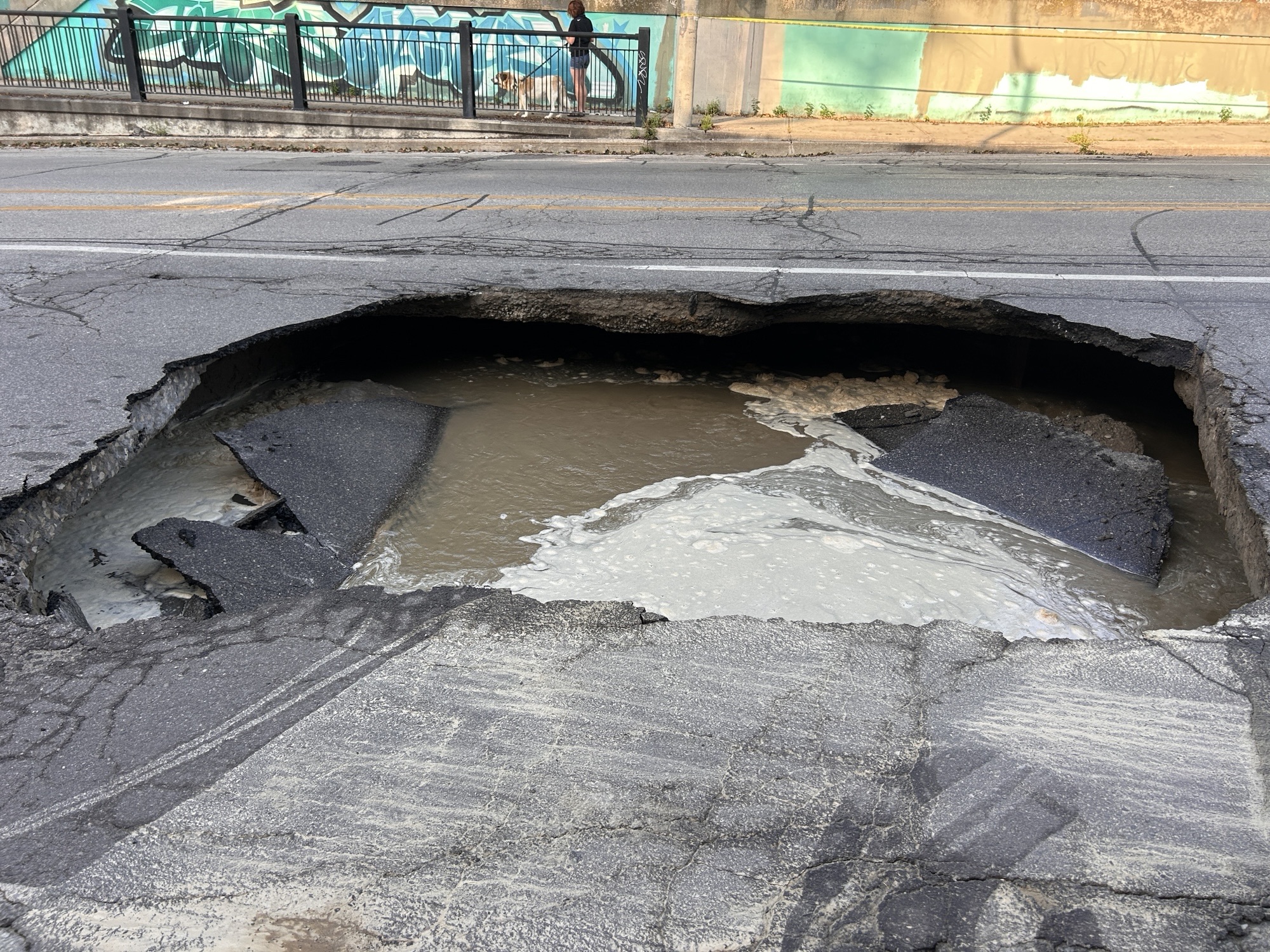 多伦多河谷区Jones大道突发巨大塌陷坑 道路封闭引发交通拥堵（配图1）