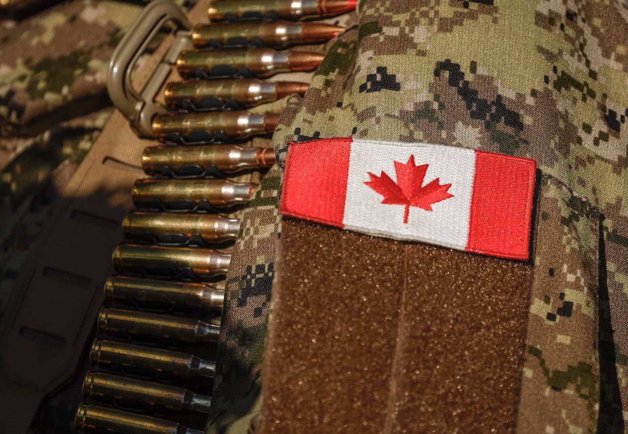一名士兵制服上佩戴加拿大国旗标志