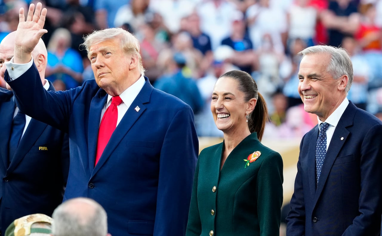Trump waves as Sheinbaum and Carney smile