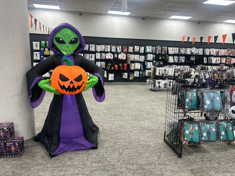 The Glow Halloween Store 哈利法克斯万圣节服装店
