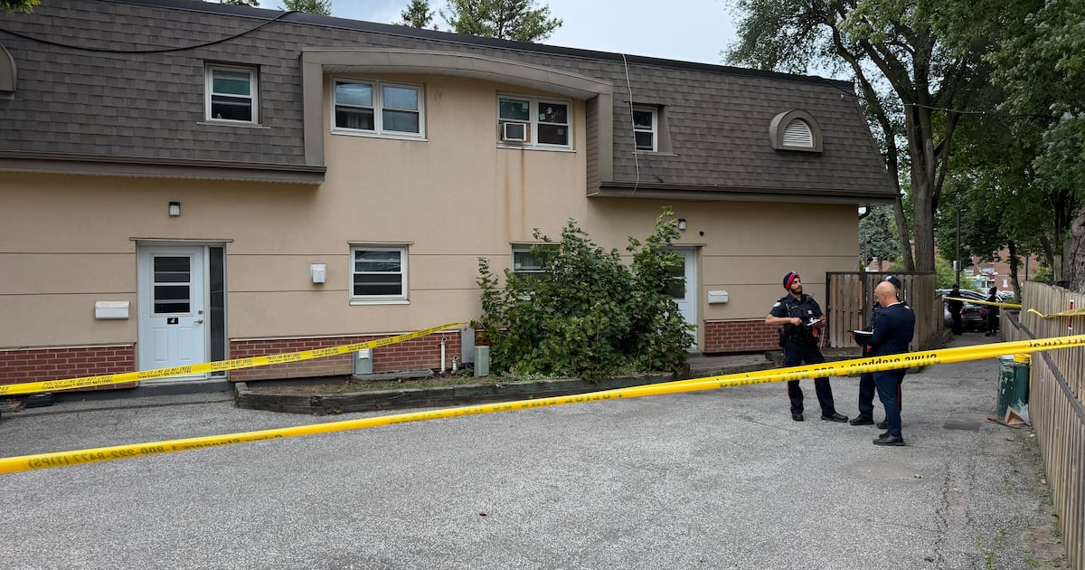 北约克住宅案致一女伤，警方拘捕一男子并缴获刀具