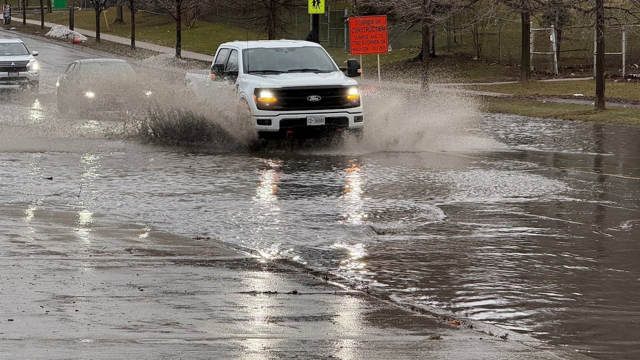 多伦多暴雨后被淹街道上的车