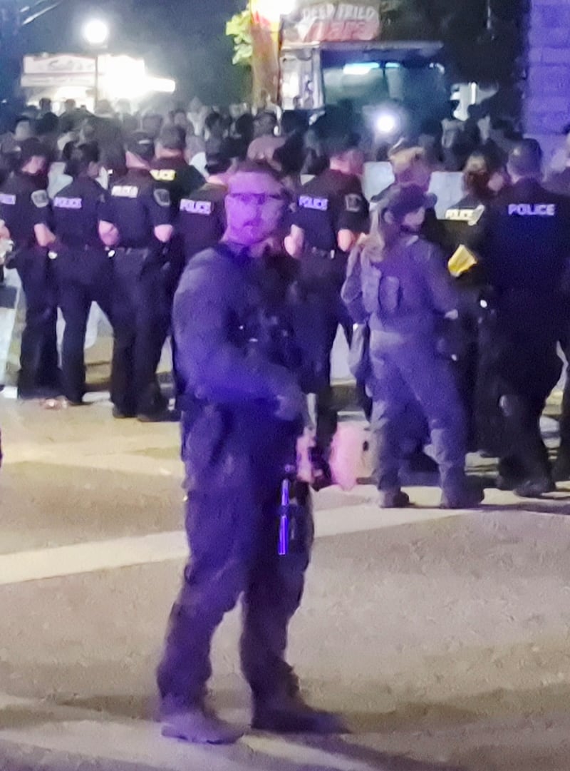 警方称，在阳光节事件中，人群向警察投掷石块和瓶子（配图6）