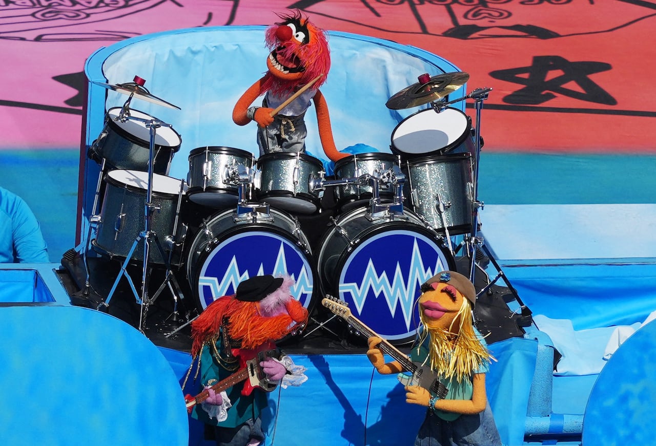 Muppets mime playing instruments