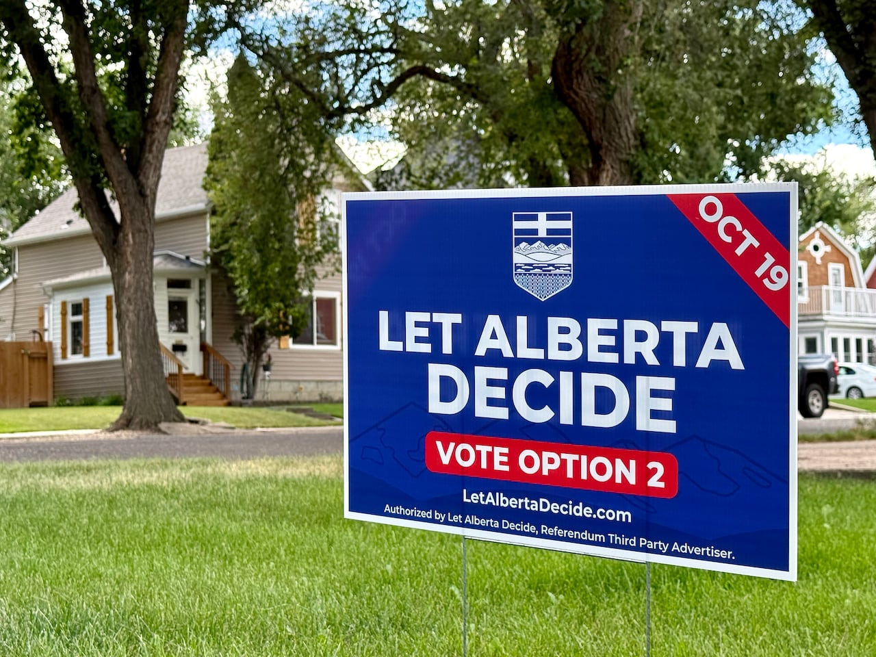 A lawn sign in Medicine Hat, Alta., promotes the coming Oct. 19 provincial referendum that will ask if Albertans want to proceed to a formal vote on separation. (CollinGallant/CBC)