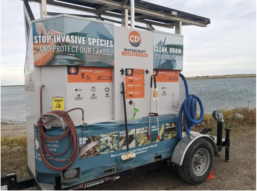 Picture of a mobile station with hoses to wash boats