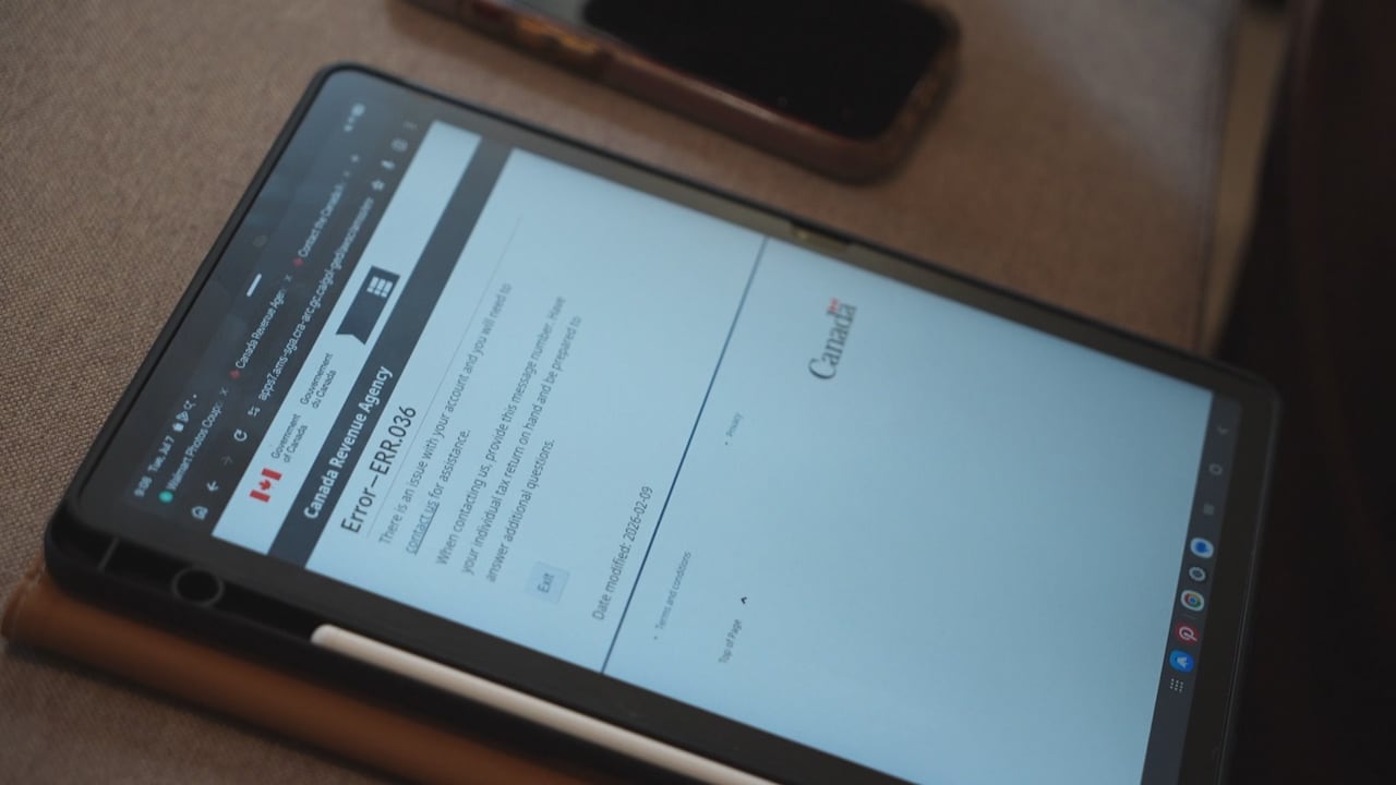 A tablet screen shows a Canada Revenue Agency web page displaying an error message in French and English.
