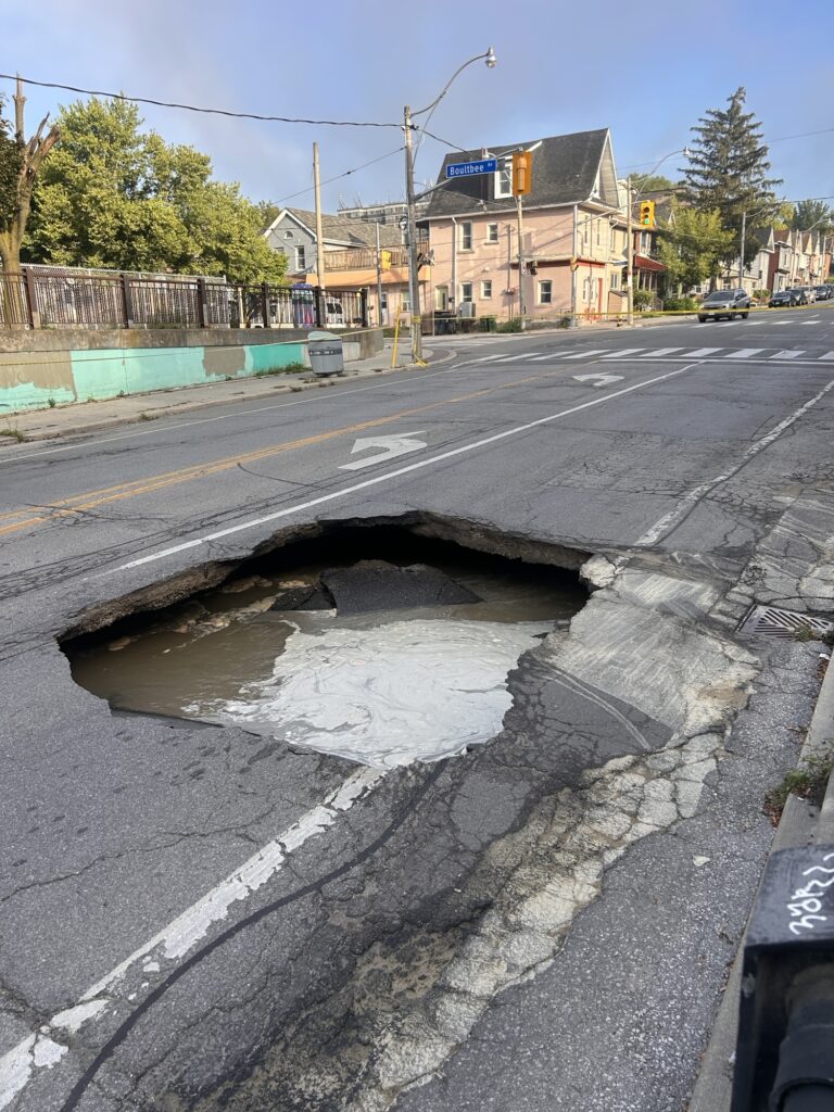 多伦多河谷区Jones大道突发巨大塌陷坑 道路封闭引发交通拥堵（配图2）