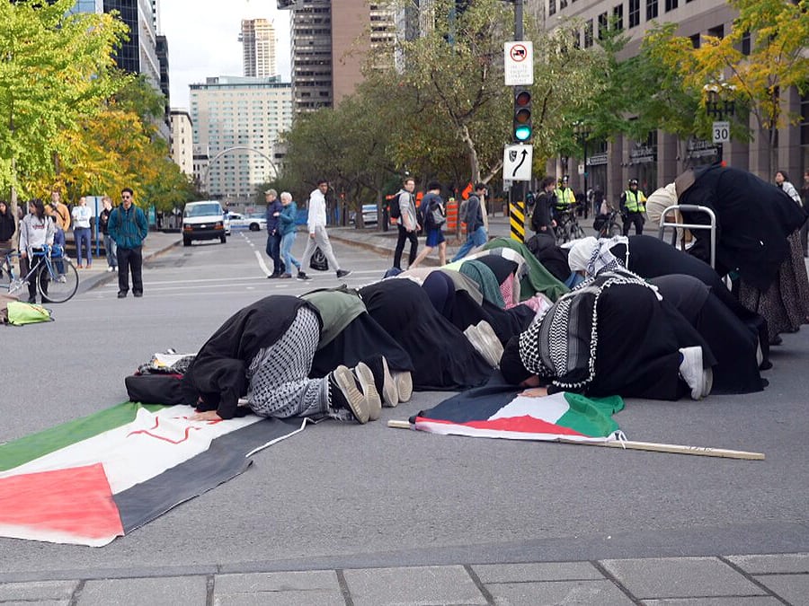 people praying