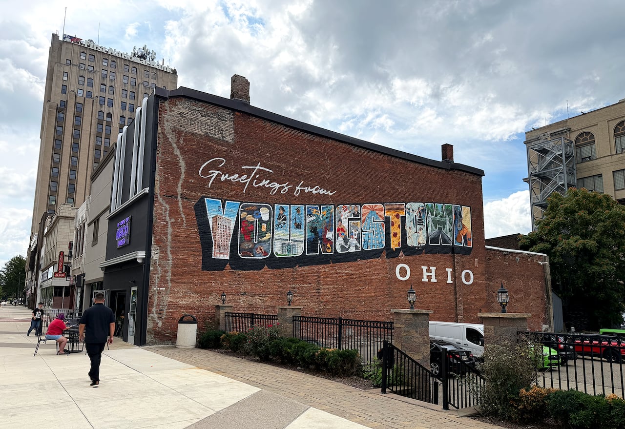 A mural on the side of a building says 'Welcome to Youngstown, Ohio.'