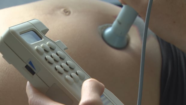 安省孕妈为例行B超奔波数小时 影像技师短缺成新难题