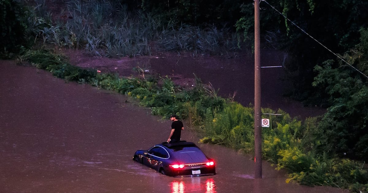 强风暴袭击南安大略 多伦多及周边地区大规模断电雨灾严重