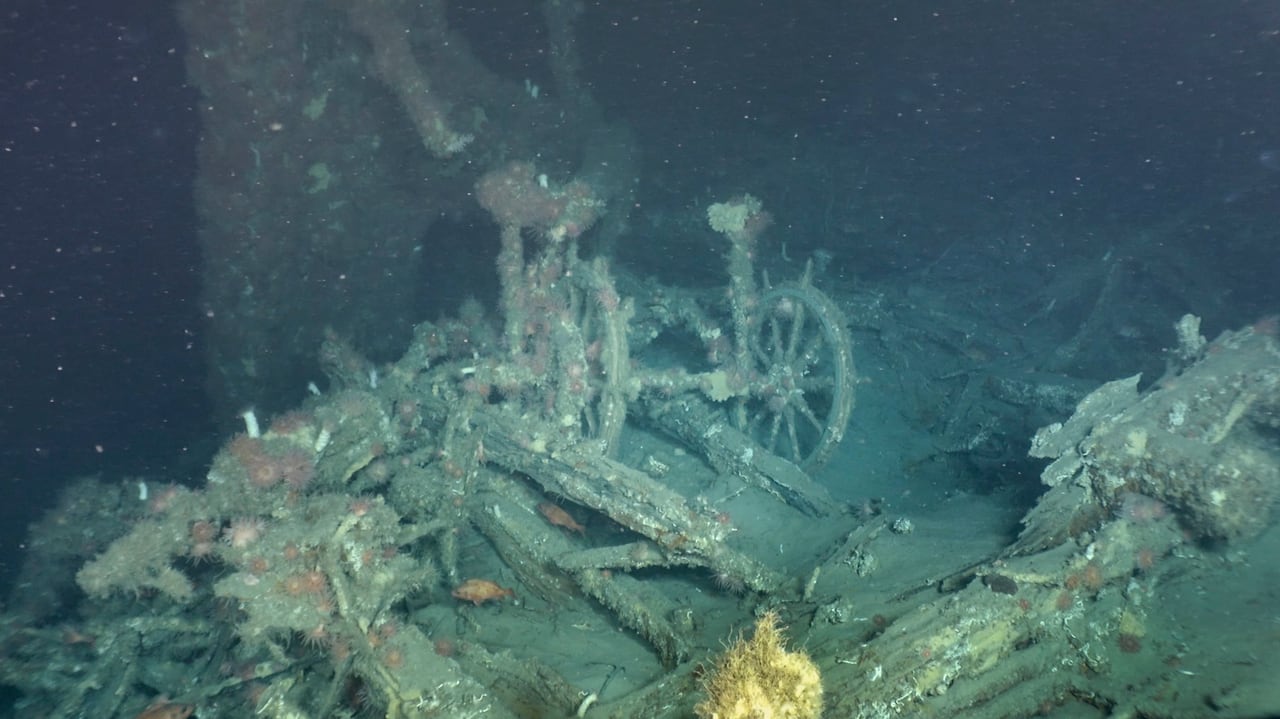 An underwater picture showing part of a shipwreck.
