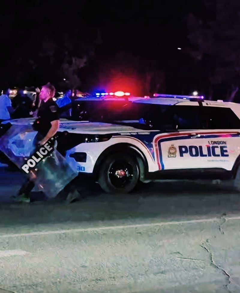 警方称，在阳光节事件中，人群向警察投掷石块和瓶子（配图7）