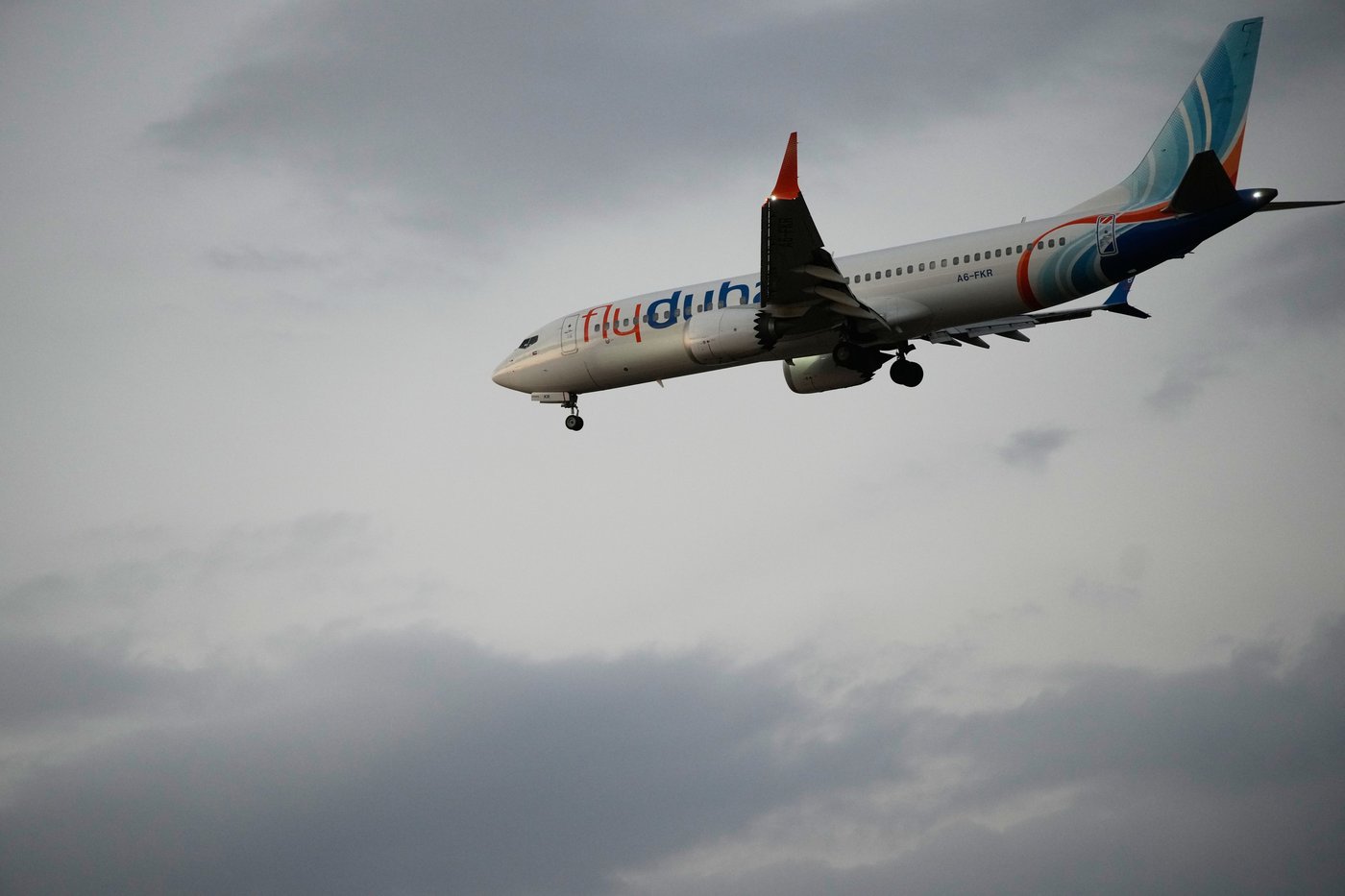 涉携斧袭击机长的FlyDubai副驾驶曾被指极端主义风险，加拿大华人需注意航空安全监管