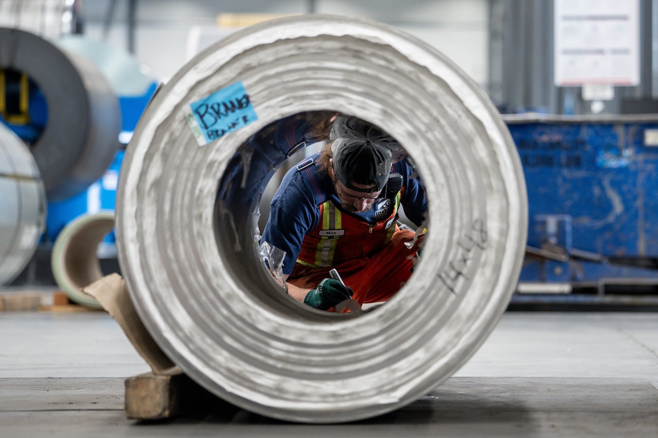 卑诗省特尔塔Delta市Cascadia Metals的工作人员正在标记钢卷