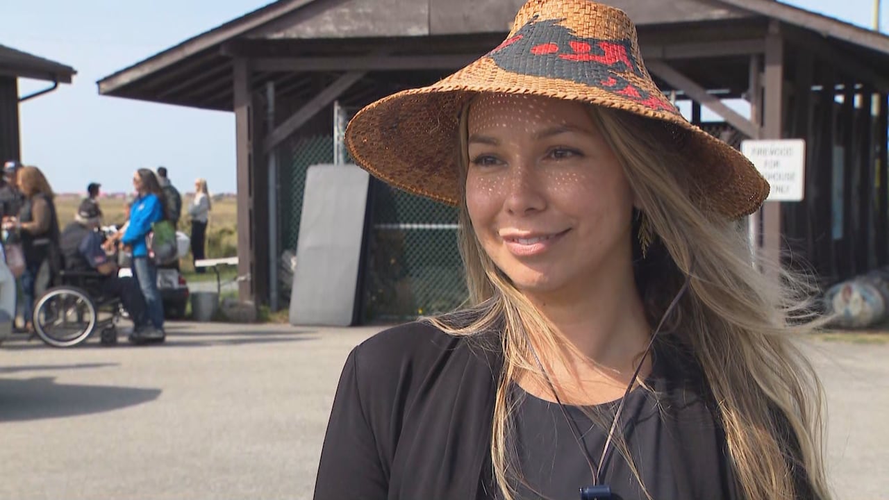 特萨瓦森原住民考古协调员Tia Williams戴着手工编制的雪松帽
