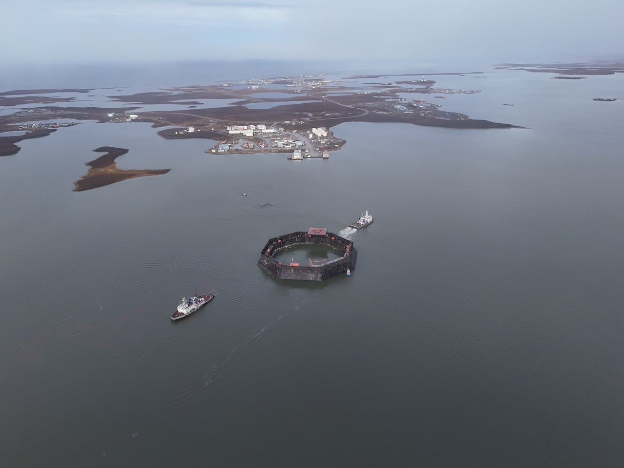 大型结构漂浮在水面上，船只驶离