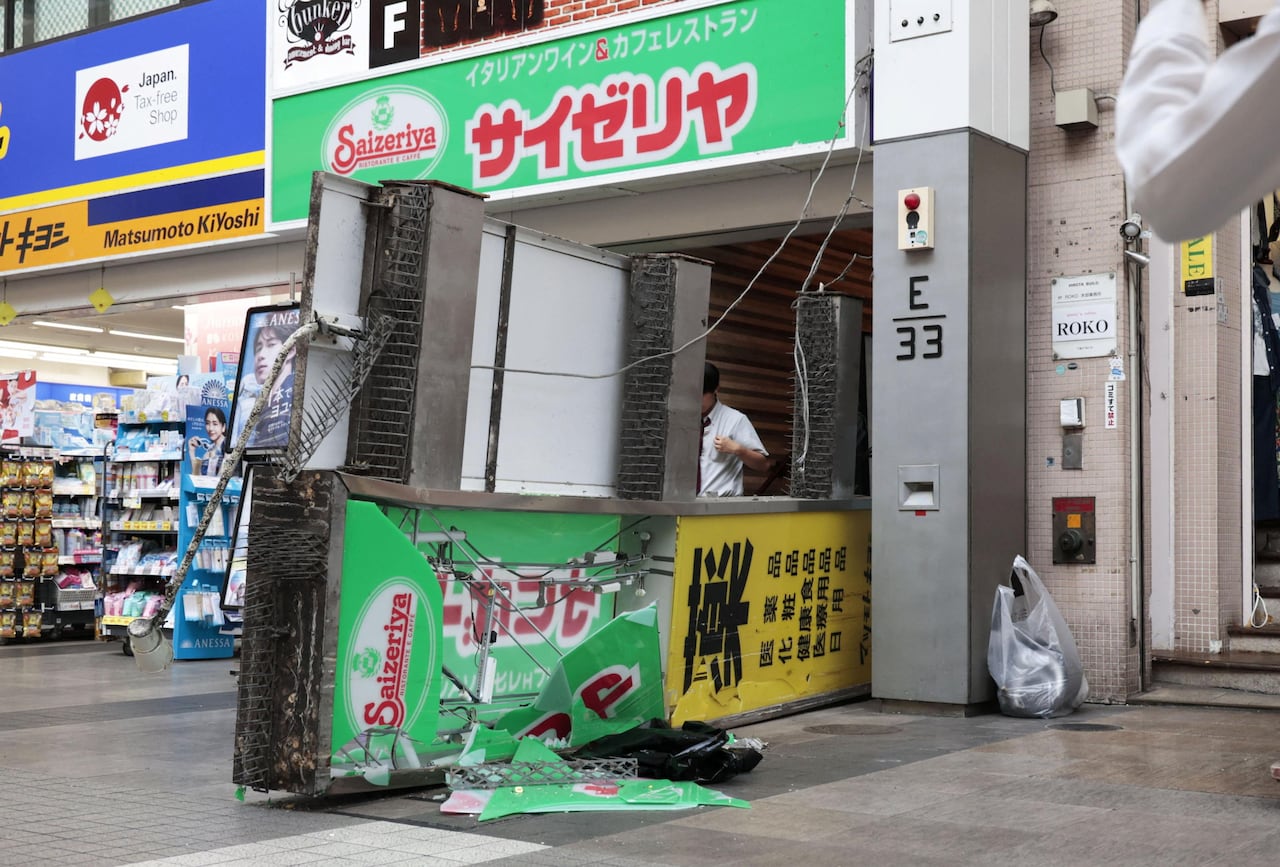 熊本县街头倒塌的餐厅招牌