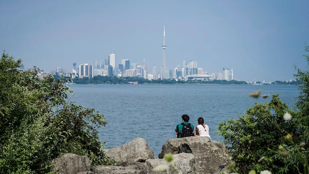 加拿大环境部：大多伦多地区发布高温警告，周二气温预计将达到 37 摄氏度附近 ...