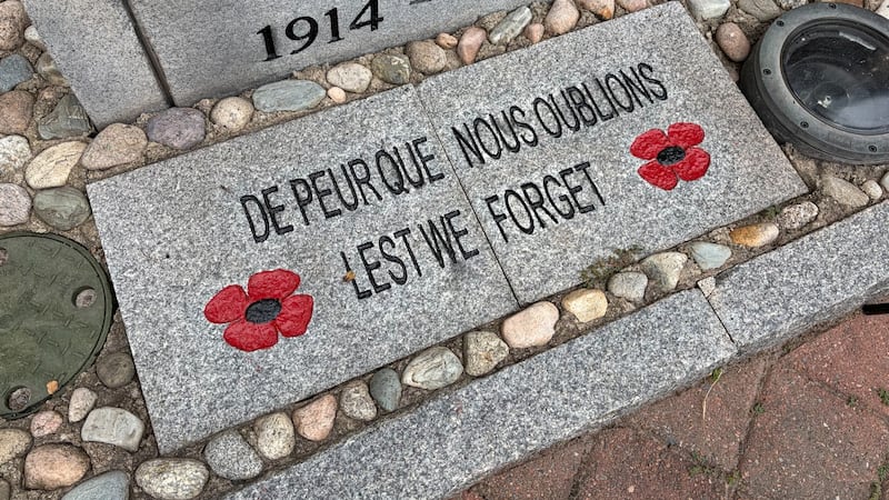 一块铭牌上写着“Lest We Forget”