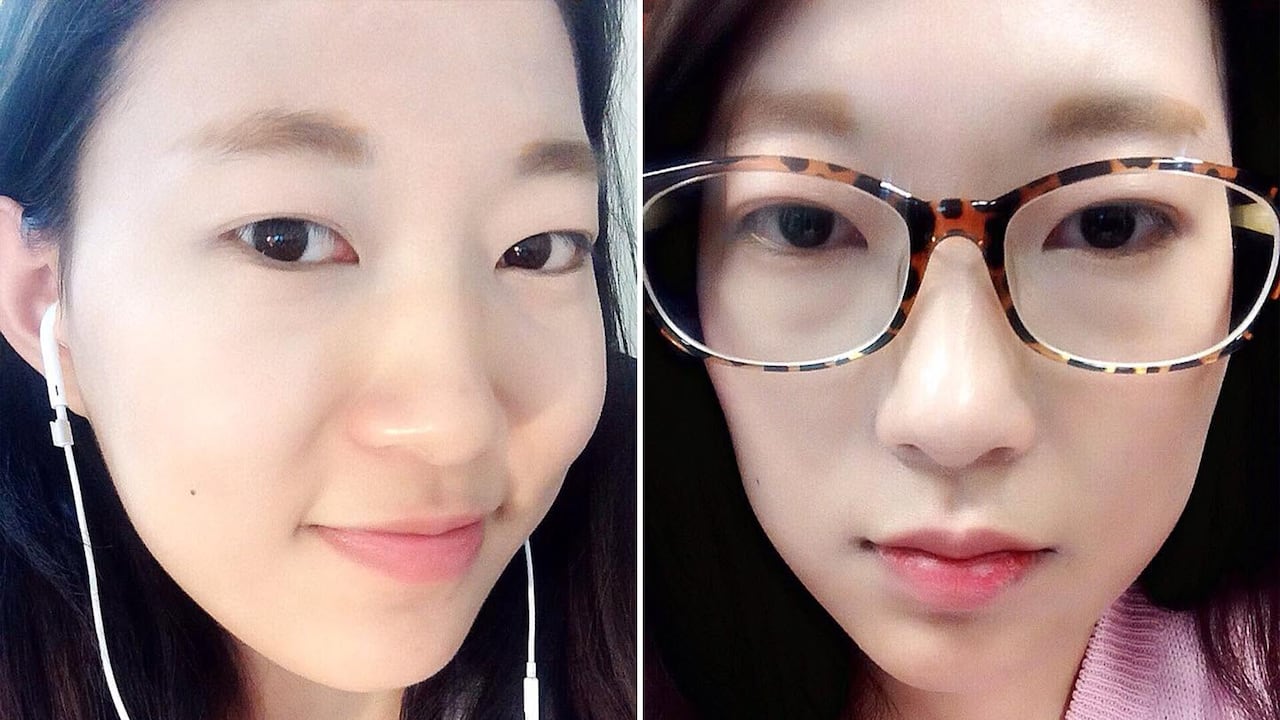 两张亚洲年轻女性的侧面照片，左图戴有白色有线耳机，右图戴眼镜穿粉色毛衣。