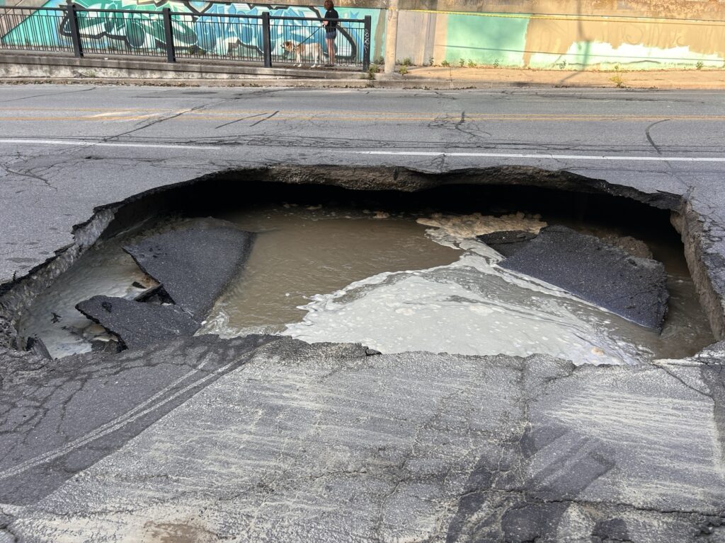 多伦多河谷区Jones大道突发巨大塌陷坑 道路封闭引发交通拥堵（配图3）