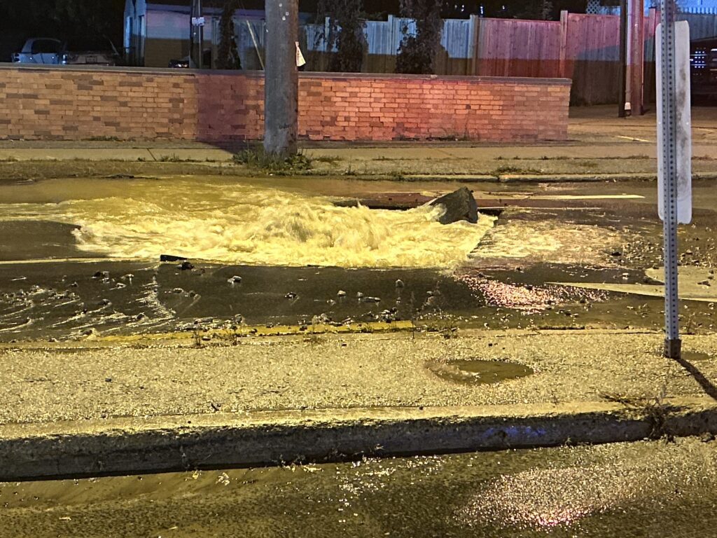 斯卡伯勒米德兰大道水管爆裂，双向封路交通受阻（配图2）