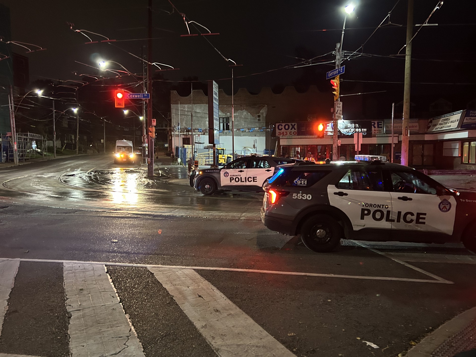 大多伦多科克斯韦尔与格拉德街口爆管致路面积水，506路有轨电车服务暂停 ...