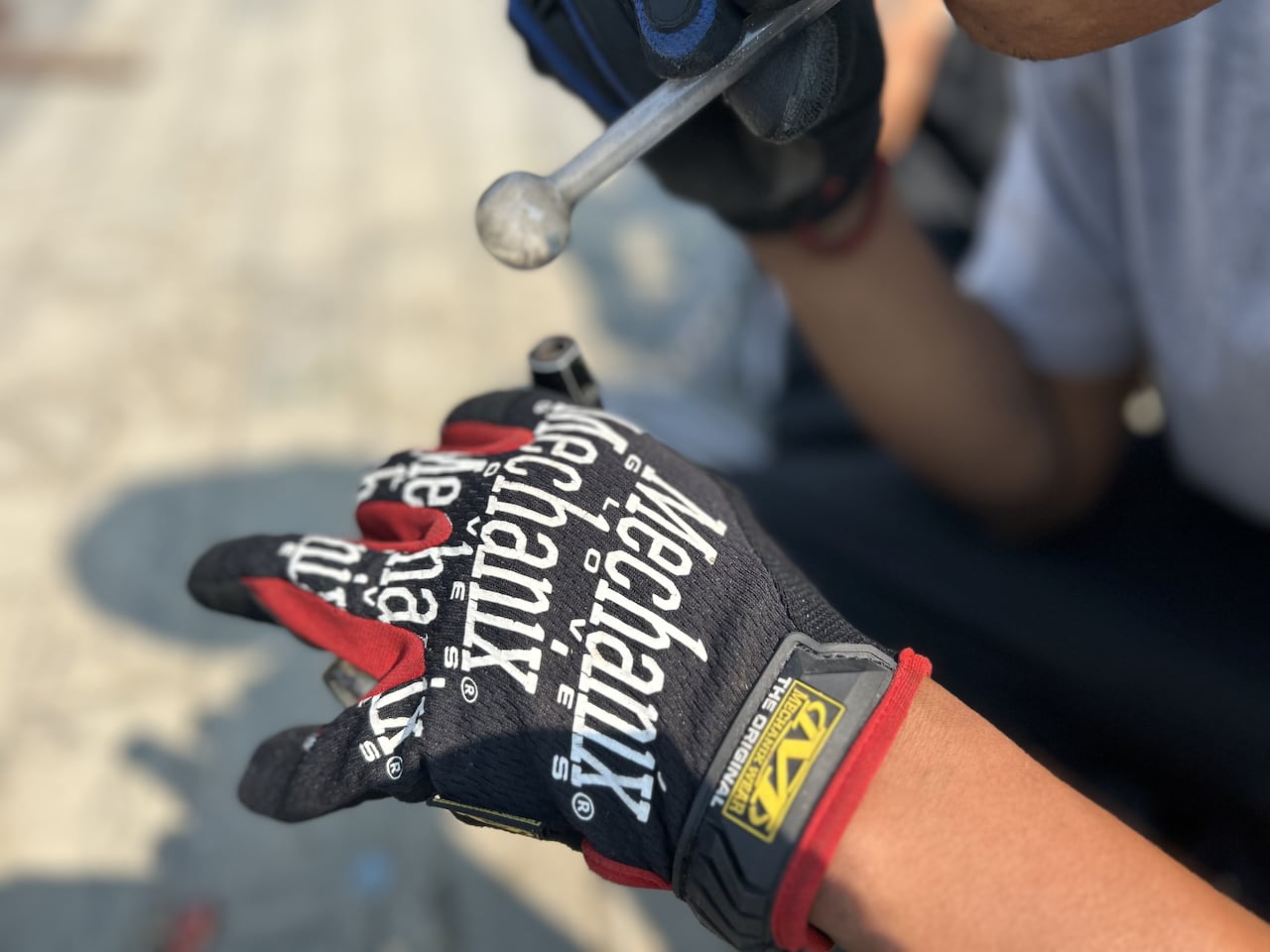 一名戴自行车手套的手点燃毒品烟pipe
