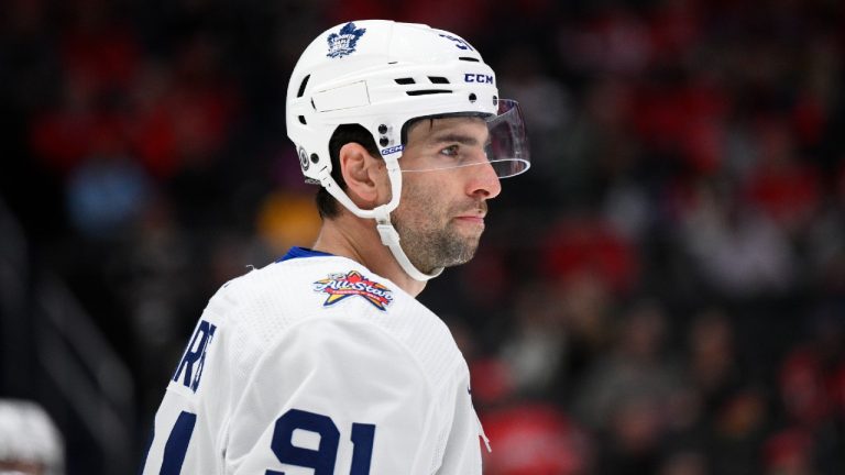 多伦多枫叶队核心约翰·塔瓦雷斯因下身受伤将缺阵数周