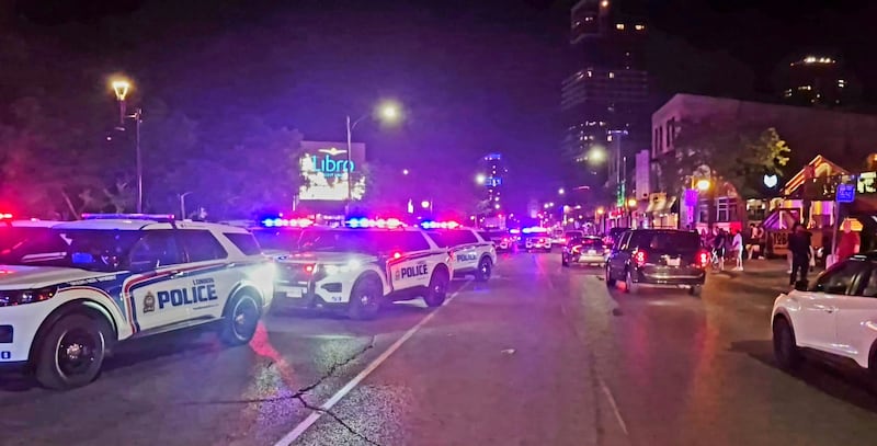 警方称，在阳光节事件中，人群向警察投掷石块和瓶子（配图5）