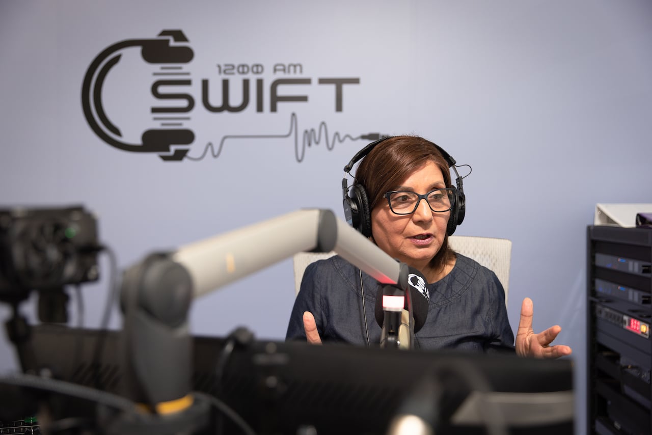 金尼·西姆斯在Radio Swift 1200 AM工作