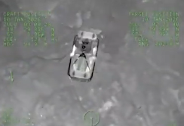 冲浪者在海上失踪30小时后被发现生还，在勇敢的救援中获救