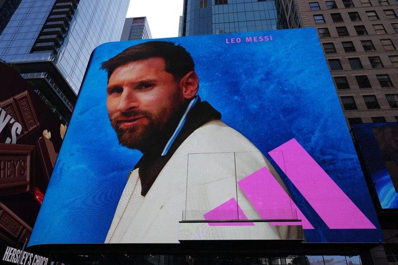梅西 （Lionel Messi） 为时代广场 2026 年 FIFA 世界杯拍...