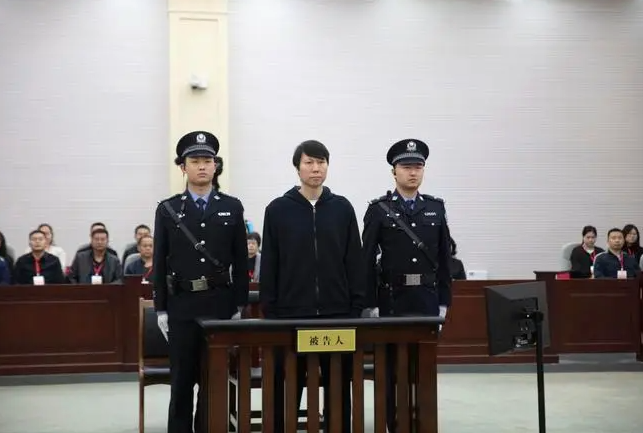 李铁受审画面曝光 “标志性的刘海”还在…