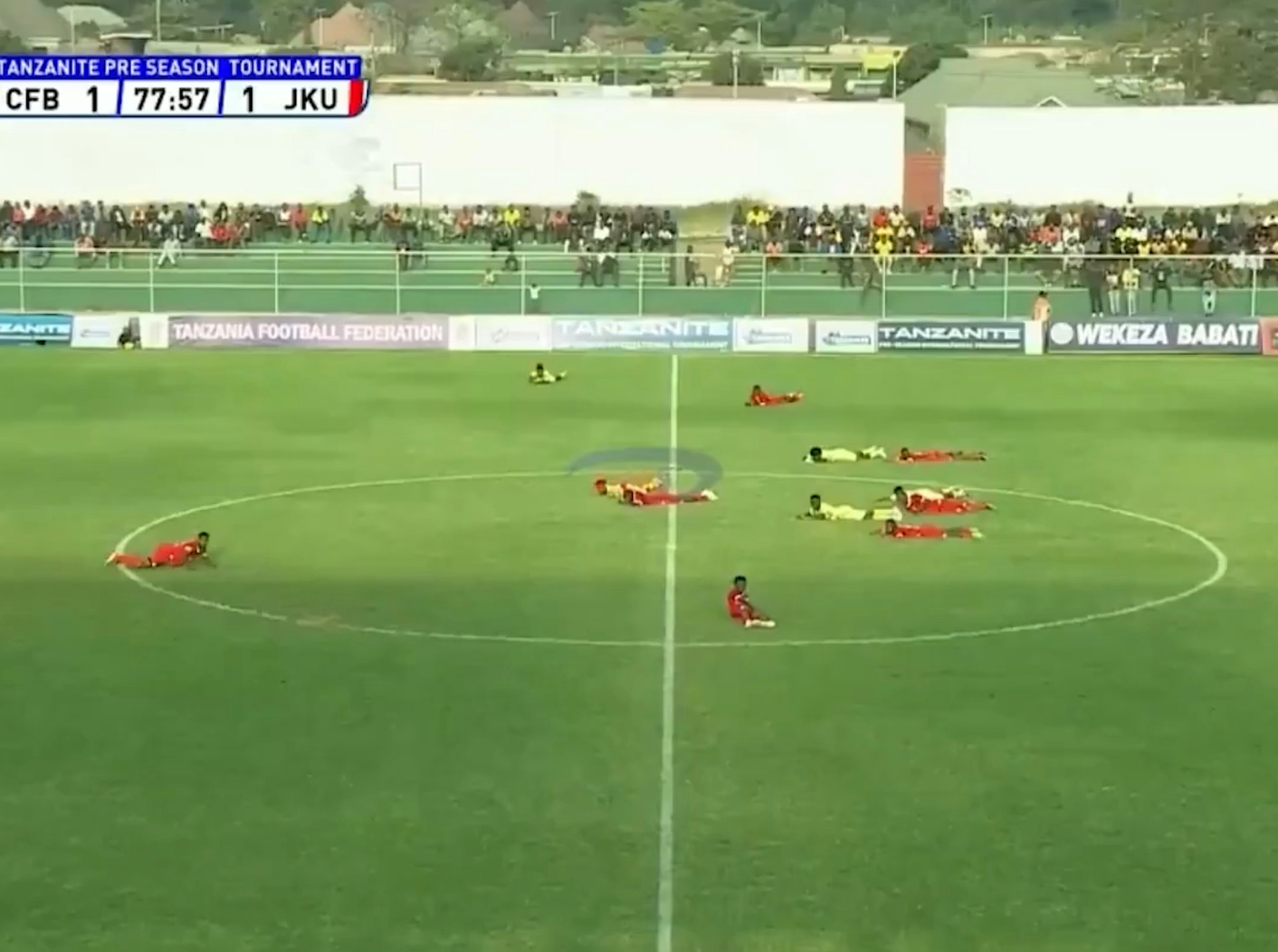 足球踢到一半 全体球员突然趴地不动 原因竟是…