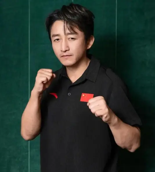 邹市明听妻子冉莹颖的话“支棱起来”，官宣年底重返职业拳台，如今45岁的他左眼视力只剩0.1