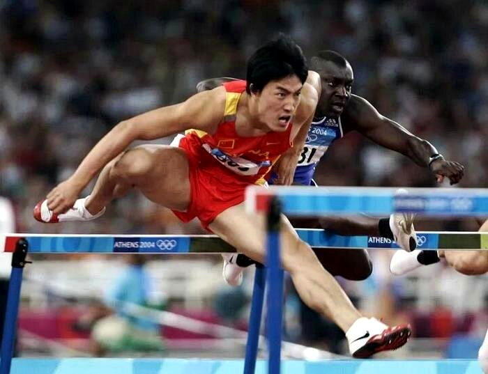 2004年雅典奥运会男子110米栏决赛中，中国选手刘翔以12秒91的成绩获得金牌...