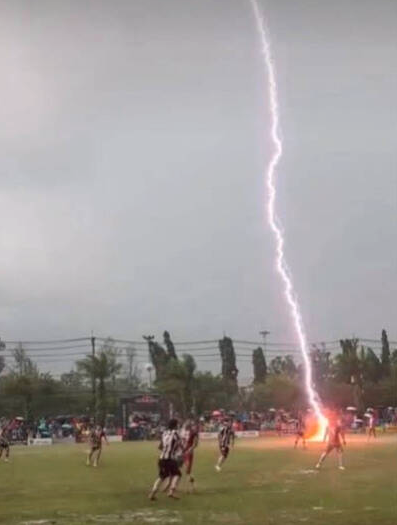 比赛进行中 24岁足球员遭雷劈死亡 惊悚视频曝光
