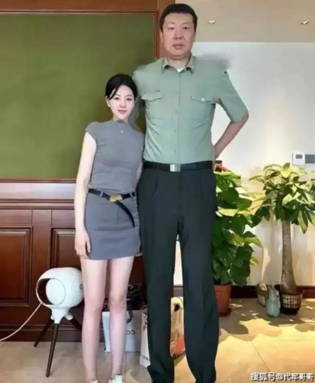 他一婚娶大3岁司令女儿  二婚娶小13岁娇妻