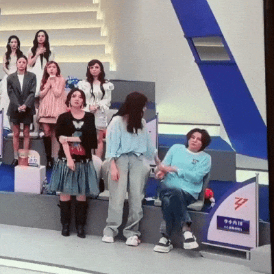 李小冉拉王濛起来被甩开   王濛全程冷脸拒配合