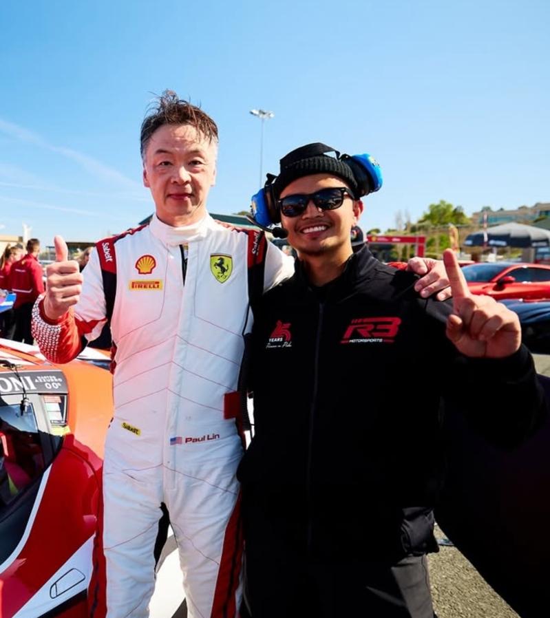 林政纬（左）在2025 Ferrari Challenge北美赛事开幕赛中夺冠。...