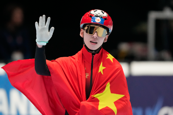 韩国速滑选手披五星旗高喊“我是中国人”
