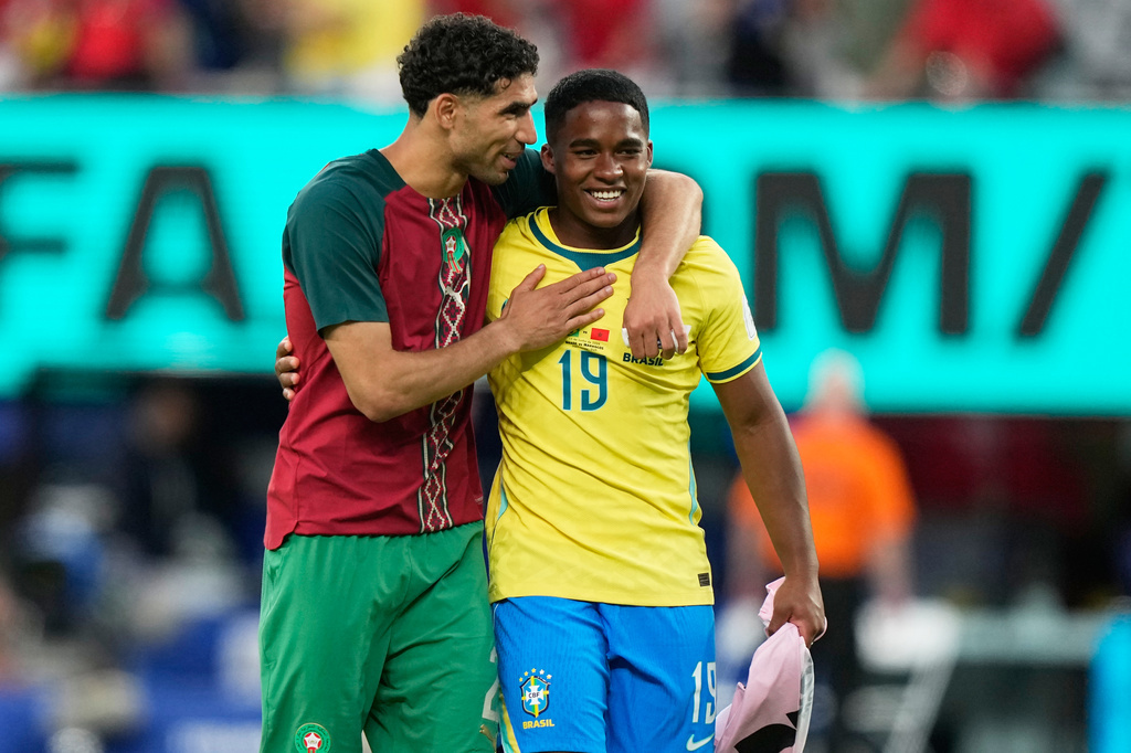 摩洛哥Achraf Hakimi（左）与巴西Endrick交谈。 （美联社）