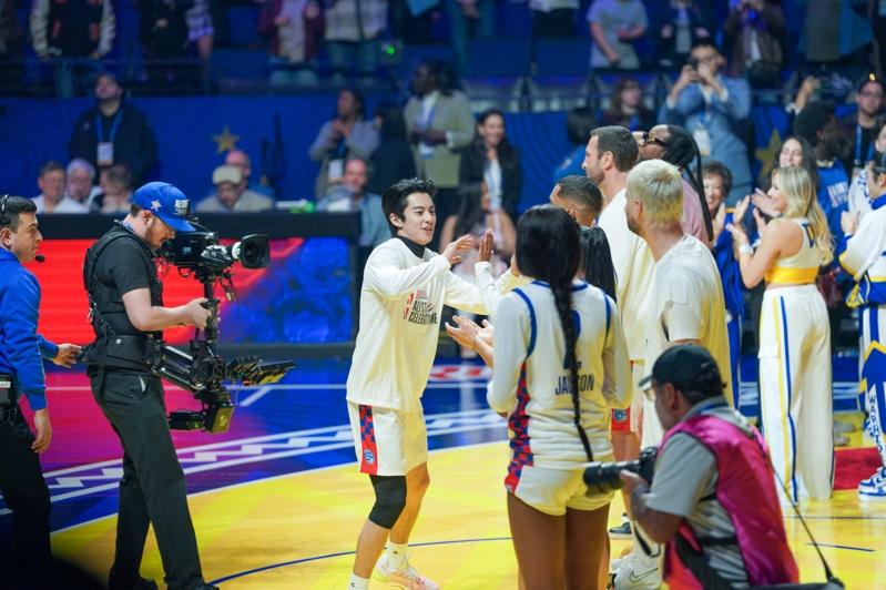 中国男星王鹤棣亮相NBA全明星赛